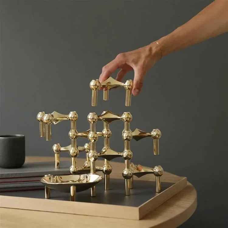 Castiçal Estrutura Molecular em Metal – Design Nórdico Prateado para Sala, Presente e Decoração Moderna
