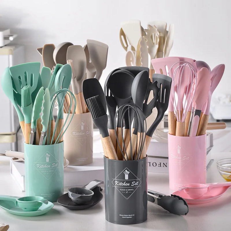 Kit 12 Utensílios de Cozinha em Silicone com Cabo de Madeira – Antiaderente e Resistente ao Calor