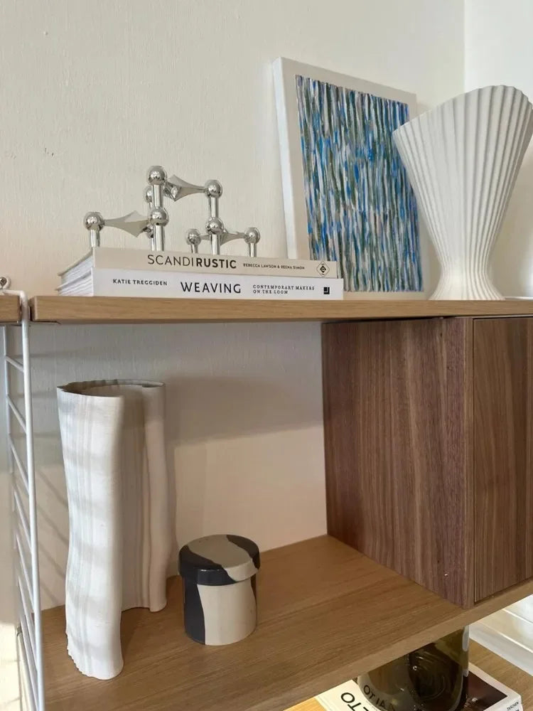 Castiçal Estrutura Molecular em Metal – Design Nórdico Prateado para Sala, Presente e Decoração Moderna