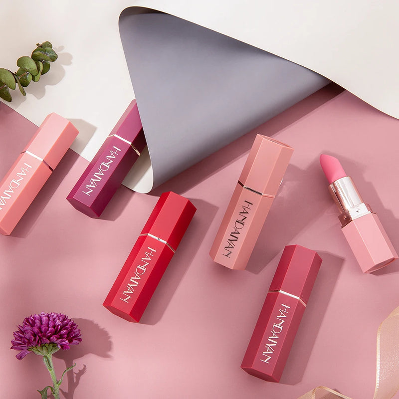Batons Matte Velvet – Longa Duração, À Prova D’Água e Anti-Manchas | Acabamento Fosco Suave, Cores Vibrantes e Não Transferem
