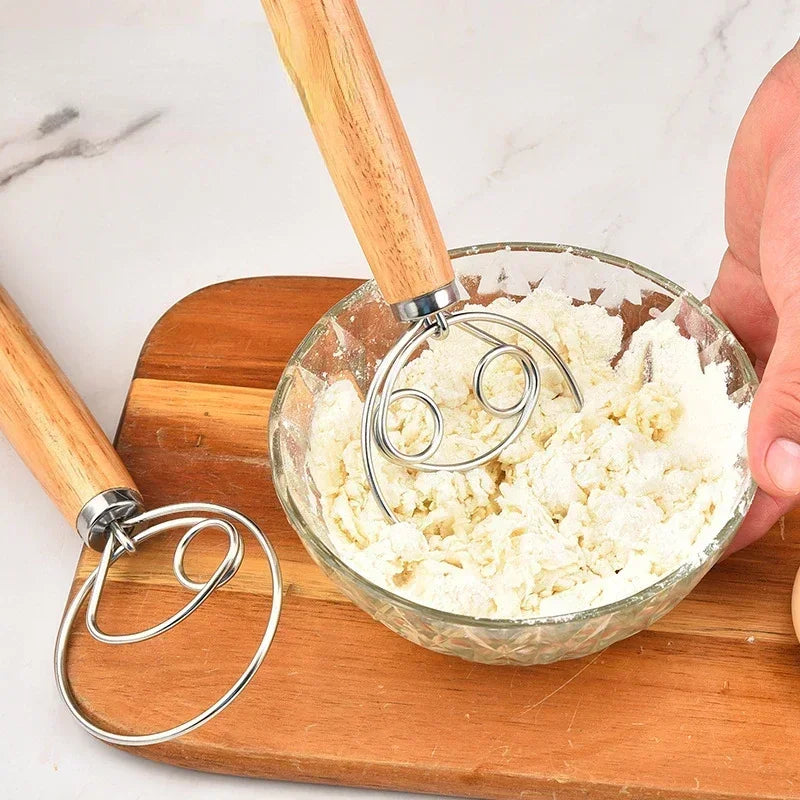 Batedor de Massa Dinamarquês Profissional – Aço Inox e Cabo de Madeira para Pães e Bolos