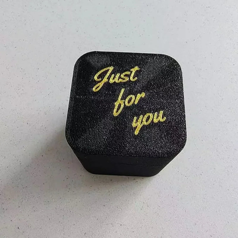 Caixa Surpresa com Dedo Médio | Estatueta Divertida com Mola | Presente Engraçado de Aniversário e Decoração de Mesa Irreverente