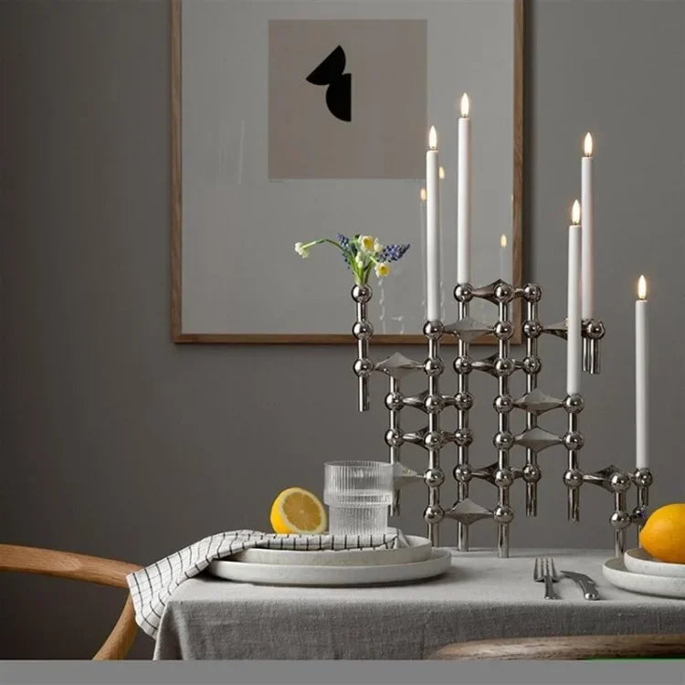 Castiçal Estrutura Molecular em Metal – Design Nórdico Prateado para Sala, Presente e Decoração Moderna