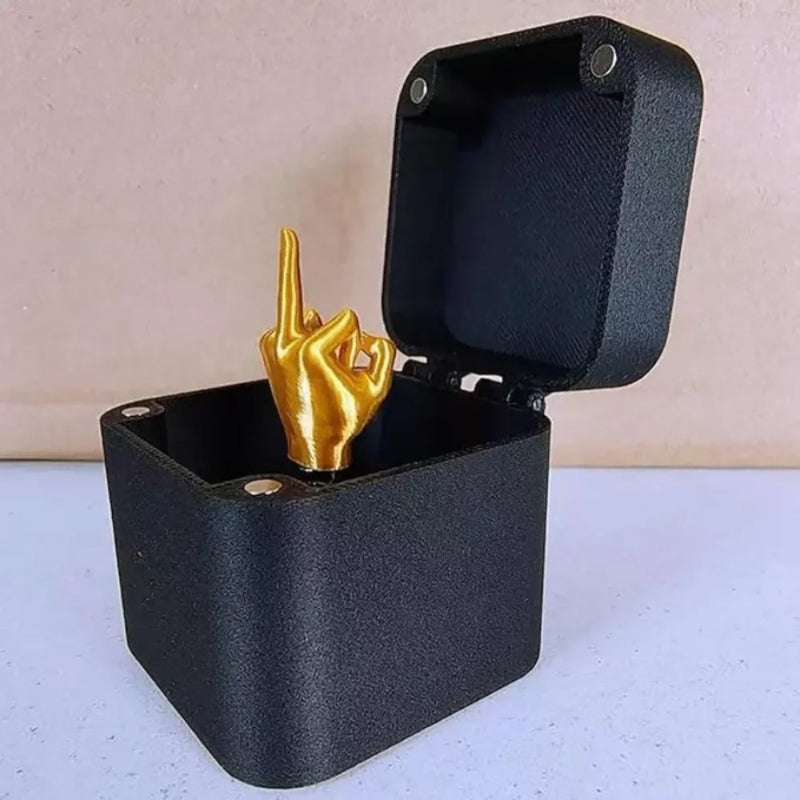 Caixa Surpresa com Dedo Médio | Estatueta Divertida com Mola | Presente Engraçado de Aniversário e Decoração de Mesa Irreverente