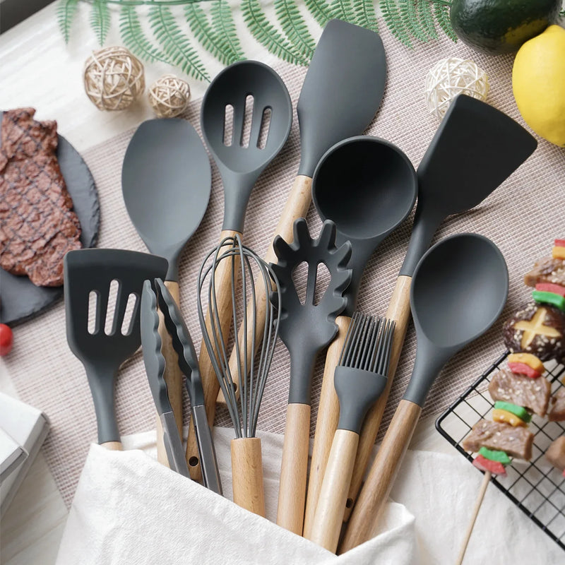 Kit 12 Utensílios de Cozinha em Silicone com Cabo de Madeira – Antiaderente e Resistente ao Calor