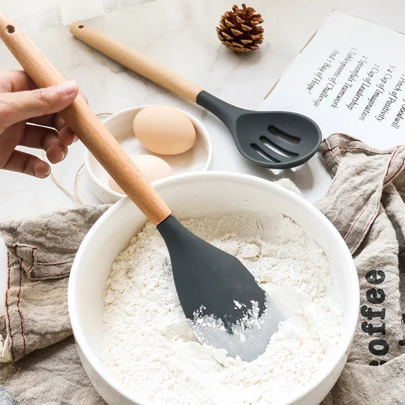 Kit 12 Utensílios de Cozinha em Silicone com Cabo de Madeira – Antiaderente e Resistente ao Calor